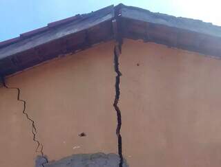 Moradores denunciam risco estrutural em 37 casas populares de loteamento 