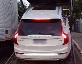 Volvo com mais de R$ 165 mil em d&eacute;bitos de IPVA e multa &eacute; apreendido em opera&ccedil;&atilde;o