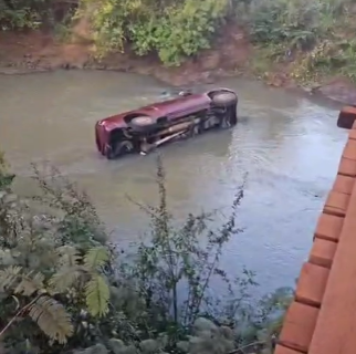 Motorista perde controle e cai com caminhonete dentro do Rio Vacaria