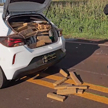 Motorista do tr&aacute;fico destr&oacute;i Onix roubado ao bater em caminh&atilde;o durante fuga