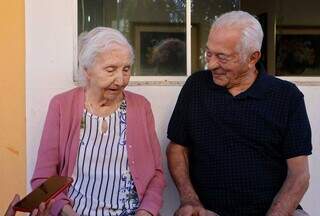 Casados h&aacute; 75 anos, Jonas ainda faz serenata de amor para Eula