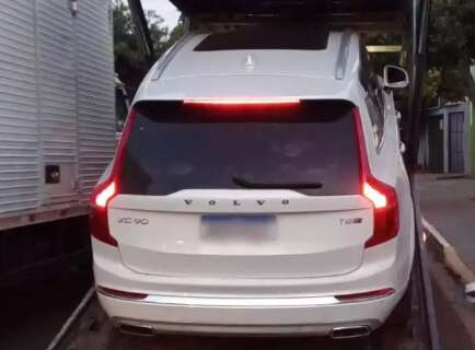 Volvo com mais de R$ 165 mil em d&eacute;bitos de IPVA e multa &eacute; apreendido em opera&ccedil;&atilde;o