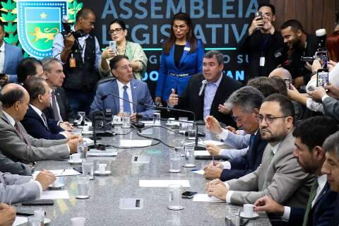 Governador apresenta projeto para restruturar sa&uacute;de aos deputados