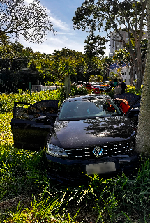 Idosa perde controle de carro, atravessa avenida e invade Parque das Na&ccedil;&otilde;es
