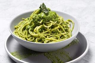 Abacate tamb&eacute;m pode virar molho pesto e vai bem at&eacute; com macarr&atilde;o 