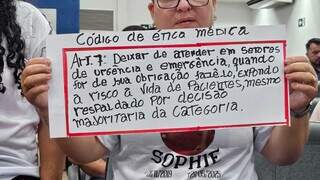 Familiares de menina morta ap&oacute;s alta m&eacute;dica protestam na C&acirc;mara Municipal
