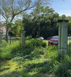 Idosa perde controle de carro, atravessa avenida e invade Parque das Na&ccedil;&otilde;es