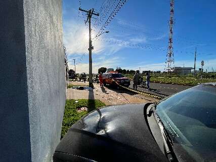 Acidente entre carro e moto deixa um morto em cruzamento