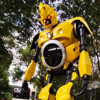 Gigante, Bumblebee surge na frente do Tribunal de Contas