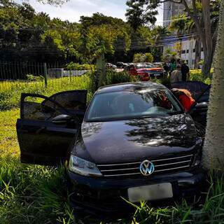 Idosa perde controle de carro, atravessa avenida e invade Parque das Na&ccedil;&otilde;es