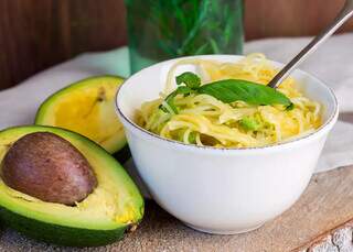 Abacate também pode virar molho pesto e vai bem até com macarrão Abacate também pode virar molho pesto e vai bem até com macarrão