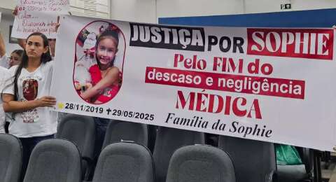 Familiares de menina morta ap&oacute;s alta m&eacute;dica protestam na C&acirc;mara Municipal