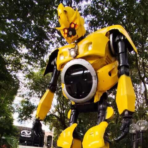 Gigante, Bumblebee surge na frente do Tribunal de Contas