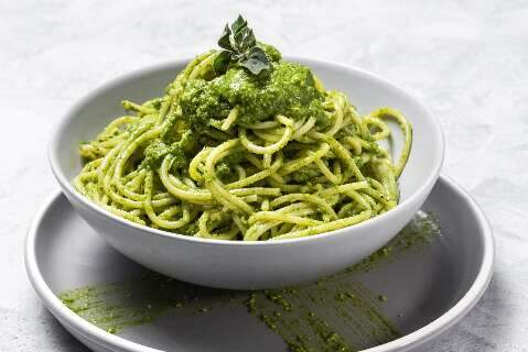 Abacate tamb&eacute;m pode virar molho pesto e vai bem at&eacute; com macarr&atilde;o 