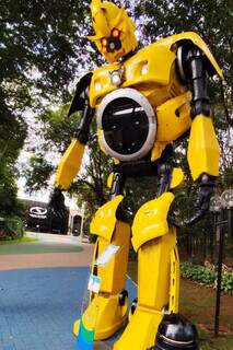 Gigante, Bumblebee surge na frente do Tribunal de Contas