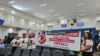 Familiares de menina morta ap&oacute;s alta m&eacute;dica protestam na C&acirc;mara Municipal