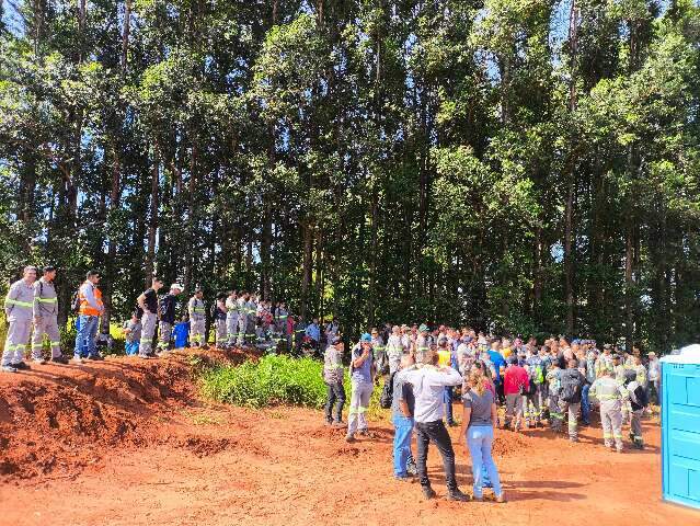 Sem direito a vantagens, m&atilde;o de obra do alojamento da Arauco segue parada