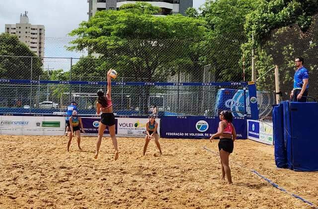 Estadual de v&ocirc;lei de praia re&uacute;ne 105 duplas na Pra&ccedil;a Belmar Fidalgo