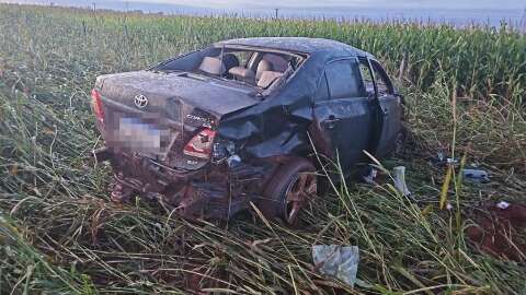 Mulher morre e homem fica ferido em acidente com Corolla na BR-376