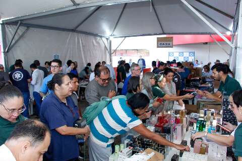 De celulares a cuecas: 1&ordm; bazar de hospital atrai centenas de consumidores 