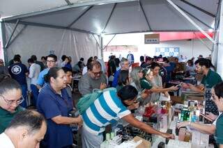 De celulares a cuecas: 1&ordm; bazar de hospital atrai centenas de consumidores 