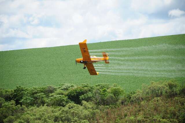 Fazendeiro assina acordo para reparar estragos causados por agrot&oacute;xicos