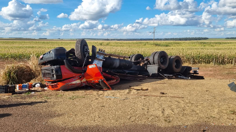 Motorista morre ap&oacute;s capotagem causada por carreta na BR-163