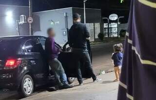 Som alto, cadeira na cal&ccedil;ada e urina no muro, o saldo da baderna em conveni&ecirc;ncia