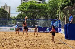 Estadual de vôlei de praia reúne 105 duplas na Praça Belmar Fidalgo Estadual de vôlei de praia reúne 105 duplas na Praça Belmar Fidalgo