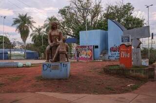 Praça dos Imigrantes segue esquecida 726 dias após promessa de revitalização Praça dos Imigrantes segue esquecida 726 dias após promessa de revitalização