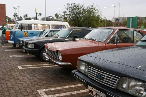 Feira retr&ocirc; exibe 50 carros antigos e promove ado&ccedil;&atilde;o de pets no Bosque dos Ip&ecirc;s