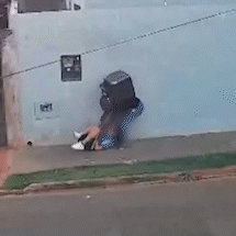 De bag e capacete, mulher assalta adolescentes a caminho de escola 
