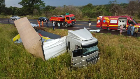 Carreta com couro bate em caminh&atilde;o e deixa motorista preso &agrave;s ferragens