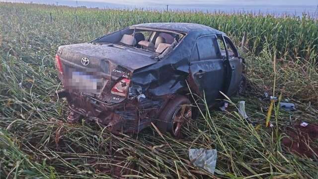 Mulher morre e homem fica ferido em acidente com Corolla na BR-376
