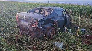 Mulher morre e homem fica ferido em acidente com Corolla na BR-376