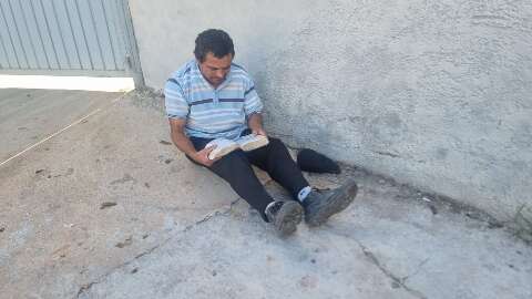 Em rua sem sa&iacute;da, pedreiro escolheu a B&iacute;blia no intervalo do almo&ccedil;o