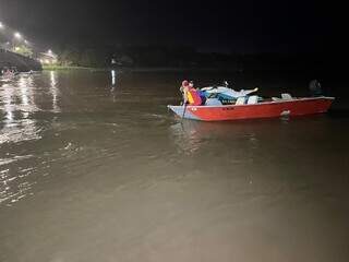 Caminhonete com carretinha cai no Rio Taquari em Coxim 