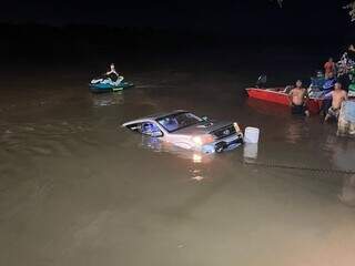 Caminhonete com carretinha cai no Rio Taquari em Coxim 