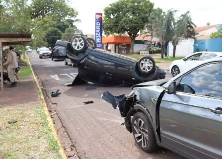 Carro capota ap&oacute;s tentativa de ultrapassagem em cruzamento da Bom Pastor