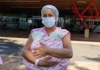 Na rotina dura das m&atilde;es, sol &eacute; al&iacute;vio na espera pelos filhos prematuros 