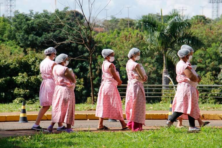 Na rotina dura das mães, sol é alívio na espera pelos filhos prematuros 