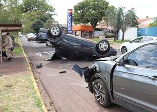 Carro capota durante tentativa de ultrapassagem na Av. Bom Pastor