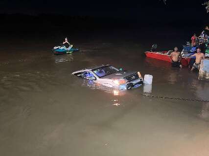 Caminhonete com carretinha cai no Rio Taquari em Coxim 