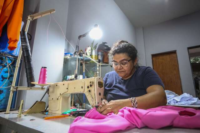 Na rua do pres&iacute;dio, Sandra quebra preconceitos e costura sonhos