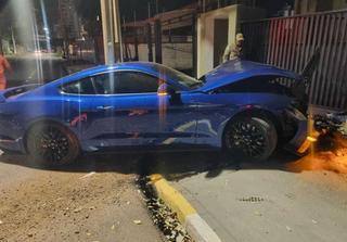 Acidente com Mustang tumultua tr&acirc;nsito na Rua Cear&aacute;