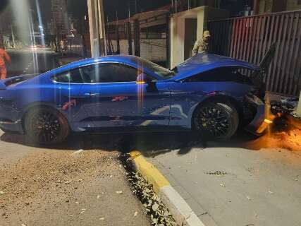 Mustang de meio milh&atilde;o de reais fica destru&iacute;do ao bater em muro