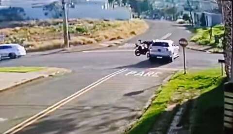 Motociclista fica em estado grave ap&oacute;s bater em carro de mulher embriagada
