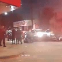 Motorista embriagado joga carro contra policiais e dois ficam feridos