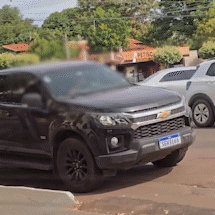 Primeira-dama &eacute; flagrada em carro oficial ap&oacute;s comprinhas