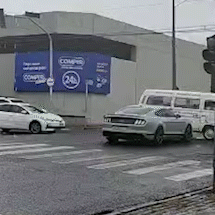 Acidente com Mustang tumultua tr&acirc;nsito na Rua Cear&aacute;
